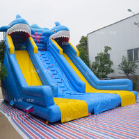 Château gonflable commercial géant à thème de dessin animé avec toboggan pour enfants, structure de saut gonflable