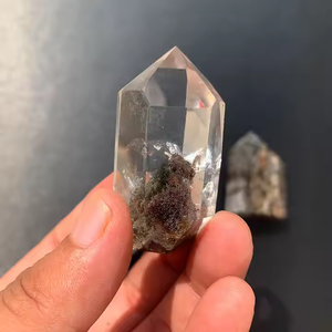 Vente en gros de points de <span class=keywords><strong>quartz</strong></span> <span class=keywords><strong>naturel</strong></span> pour jardin Tours de <span class=keywords><strong>quartz</strong></span> <span class=keywords><strong>fantôme</strong></span> de haute qualité Tours d'énergie en cristal de guérison pour la décoration intérieure - Product Image 2
