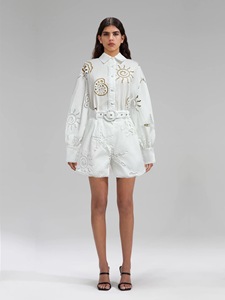 Completo da donna 2 pezzi Primavera Estate 2026: Camicia monopetto ricamata vintage con scollo a V e pantaloncini con cintura - Product Image 6