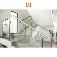 Rampe de balcon moderne sur mesure en acier inoxydable avec verre trempé feuilleté pour escalier extérieur et villa