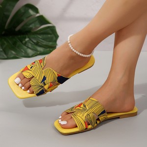 Chaussons tendance pour femmes, nouvelle collection été 2024, style coréen pour étudiantes, avec inscriptions graffiti, mules plates, modèle populaire Cool231 231 - Product Image 4