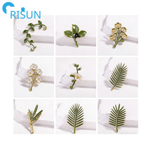 En gros, Pin's en émail à thème forestier, motif plantes vertes, fleurs, feuilles, arbres, feuilles d'érable, saules, <span class=keywords><strong>avec</strong></span> logo personnalisé, pour revers - Product Image 2