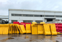 Panneau de clôture anti-eau de 1,8 m en HDPE vierge moulé par soufflage, emboîtable, qualité ingénierie, réfléchissant, protection IP66, résistant aux impacts M40