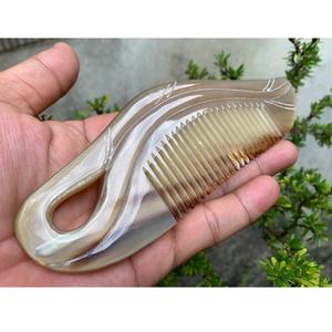 Peine de cuerno de búfalo natural hecho a mano, pulido y con dientes lisos para desenredar y peinar el cabello, promueve un cuero cabelludo saludable. - Product Image 1