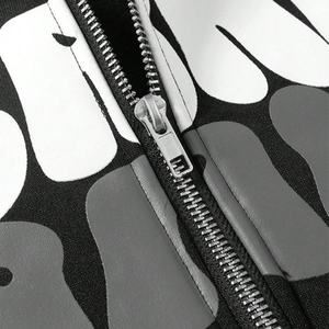 Ensemble de survêtement streetwear personnalisé en molleton bouclette avec sweat à capuche zippé coupe oversize et pantalon de survêtement évasé, imprimé sérigraphié et brodé - Product Image 3