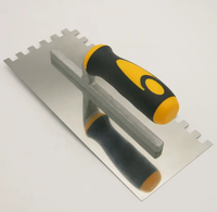 Truelle de pose de revêtement de sol en acier inoxydable à encoches de qualité industrielle, 10 mm x 10 mm, avec poignée ergonomique en caoutchouc pour le plâtrage