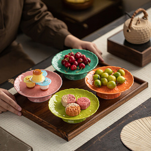 Plateau à fruits en céramique en forme de fleur, plat en porcelaine sur pied haut pour servir des collations et des desserts lors de fêtes - Product Image 3