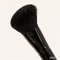 Kuas Blush Angular Gagang Plastik Bulu Sintetis Vegan Bebas Kekejaman Hewan Tampilan Rias Wajah Terpadu untuk Krim, Cair, Bedak, dan Bronzer