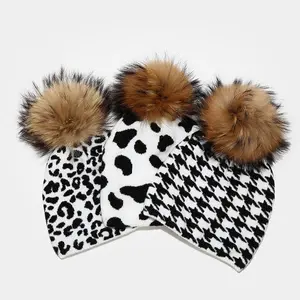 Vendita calda all'ingrosso inverno leopardo Zebra stampa donne lana lavorata a maglia Plaid berretti di mucca con palla staccabile