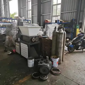 Máquina trituradora de reciclaje de neumáticos de plástico de doble eje DONGDUAN a la venta