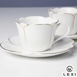 Set di Tazza e Piattino in Porcellana Bianca con Bordo Dorato LEXI, Elegante Tazza <span class=keywords><strong>da</strong></span> Tè in Ceramica a Forma di Giglio per il Tè del Pomeriggio - Product Image 3