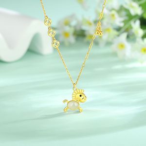 Nouveau Collier Pendentif Poney pour <span class=keywords><strong>Femme</strong></span>, Style Sportif et Mignon - Design Créatif Animal du Zodiaque 'Money Way' en Bambou, Luxe Abordable - Product Image 2
