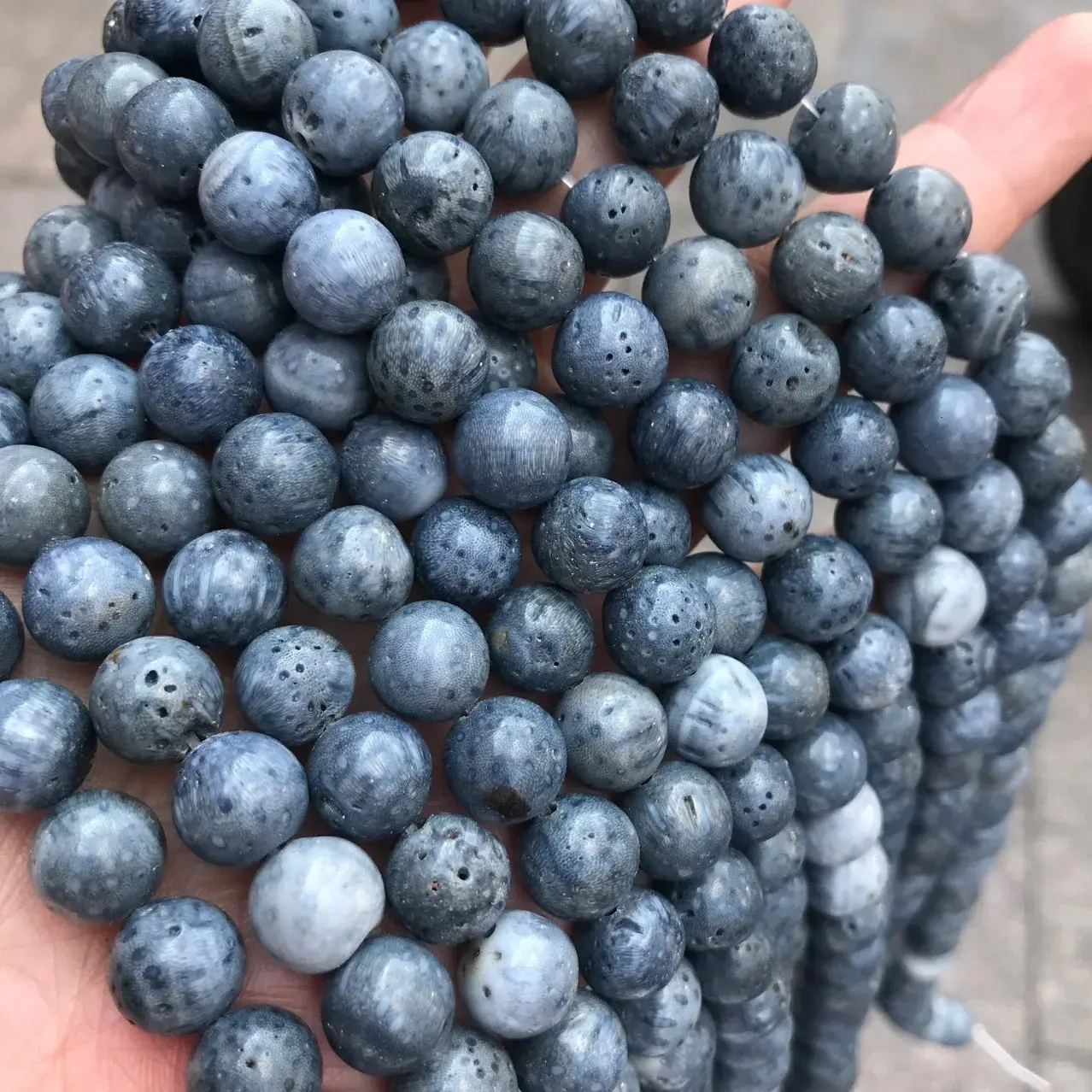 천연석 공급 업체 도매 하이 퀄리티 보석 느슨한 라운드 블루 비즈 DIY 보석 만들기에 대한 천연 블루 색상 산호