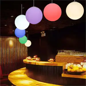 ลูกบอลพลาสติก PE RGB แบบพกพาลูกบอลตกแต่งแนวสตรีทงานปาร์ตี้เรืองแสง LED