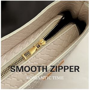 حقائب كتف نسائية مخصصة بشعار العلامة التجارية، إنتاج مباشر من المصنع، حقيبة يد مصممة من الجلد الصناعي مع مقبض معقود - Product Image 4