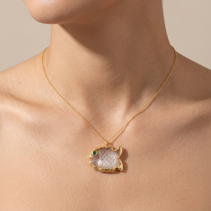 Collar con Colgante de Pez Tallado a Mano en Cristal de Cuarzo con Ojo de Esmeralda CZ y Cadena de Latón con Electroformado en Oro de 18k, Joyería Más Vendida - Product Image 2