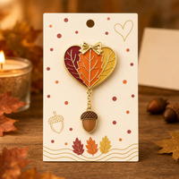 Épingles en métal personnalisées en gros : Cœur feuille d'érable 3D en émail souple, pendentif gland, chaîne dorée, bijoux d'automne pour Thanksgiving