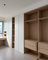 Armoire de chambre sur mesure moderne, intérieur grain de bois, niche d'exposition ouverte et tiroirs, pour la décoration de chambre familiale