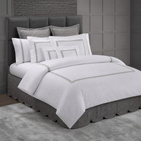 Parure de lit motif Meander, housse de couette et taies d'oreiller blanc cassé, broderie grise, linge de lit contemporain pour hôtel