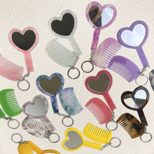 พวงกุญแจหวีกระจกทรงหัวใจน่ารัก 2 in 1 หวีแต่งหน้าขนาดพกพาจิ๋ว พร้อมจี้ห้อยกระเป๋าสำหรับสาวๆ ผู้หญิง ของขวัญ - Product Image 1