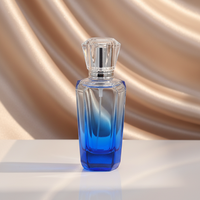 Flacon de parfum marocain rouge et bleu 35 ml en verre avec pompe pulvérisatrice au design torsadé tendance et estampage à chaud