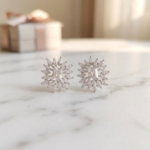 Boucles d'oreilles clous de luxe en CZ taille émeraude, motif soleil marquise, plaqué rhodium, bijoux de mariage 2026 pour femme, style <span class=keywords><strong>indien</strong></span> - Product Image 1