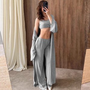 En stock Vêtements <span class=keywords><strong>de</strong></span> détente pour femmes Vêtements <span class=keywords><strong>de</strong></span> <span class=keywords><strong>nuit</strong></span> doux Femme Chemises <span class=keywords><strong>de</strong></span> <span class=keywords><strong>nuit</strong></span> pour femmes Ensemble <span class=keywords><strong>de</strong></span> pyjama en soie <span class=keywords><strong>de</strong></span> lait à bretelles longues en trois pièces - Product Image 3