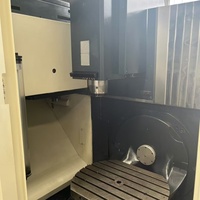 Centre d'usinage à commande numérique allemand DMG Mori DMU50 à 5 axes, utilisé pour le finissage de composants de précision de petite taille.