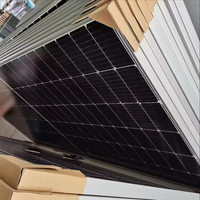Modul Panel Surya Instalasi Vertikal 585W Setengah Sel Hitam Sepenuhnya, Efisiensi Tinggi Tipe-N HJT Bifacial Kaca Ganda