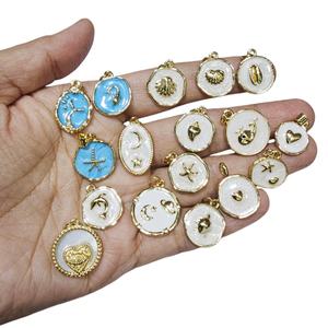 Liontin Hiasan Karakter Laut JS2022 Berlapis Emas 18k dari Kuningan dengan Enamel Putih Biru, Bentuk Bintang Laut, Kerang Tiram, Kerang Scallop, Kerang Laut, dan Lumba-lumba - Product Image 2