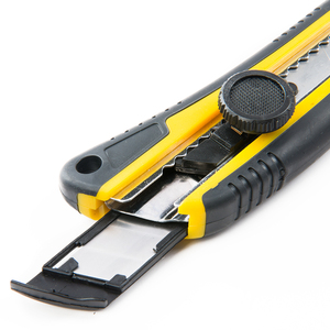 18MM متعددة الوظائف مقبض الإبهام مفتوحة ويمكن سحبها مع شفرات السكين البلاستيكية الانزلاقية ورقة الفن السكين مكتب مفيد قاطع السكين - Product Image 5