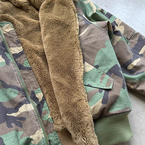 En stock, prêt à être expédié, streetwear ODM, veste bomber réversible en fausse fourrure camouflage vintage lavée, coupe courte pour hommes - Product Image 6