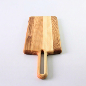 Tabla de servir de madera de fresno con mango largo tipo pala, ranura ovalada, vetas bicolor, grabado personalizado OEM, Vietnam - Product Image 1