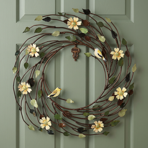 Corona de metal rústica con flores y pájaros, hecha a mano, decorativa para colgar en la pared, de forma redonda, sin iluminación, estilo artesanal. - Product Image 1