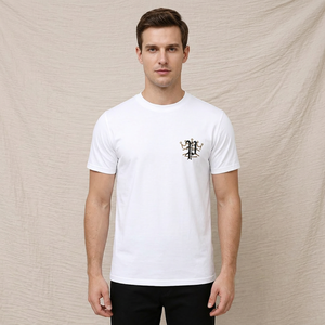 เสื้อยืดแขนสั้นสีขาวสำหรับผู้ชาย คอกลม ทรงปกติ พิมพ์ลายโลโก้ตัวอักษรสีทอง สวมใส่สบายๆ - Product Image 2