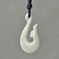 GX007 Collier ras du cou sculpté à la main, style surfer hawaïen, avec pendentif tribal maori néo-zélandais en os de yak et hameçon, cadeau
