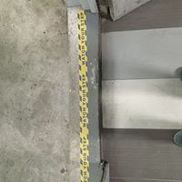 Ruban de marquage de sol antidérapant en PVC noir/jaune imprimé sur mesure pour la sécurité accrue des escaliers et marches décoratifs
