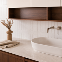 Meuble-lavabo mural moderne en noyer sur mesure avec double vasque et rangement intégré