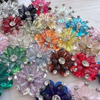 Fleurs en strass 3D en PVC à paillettes pour la décoration de robes, sacs, chaussures et chapeaux - Vente en gros
