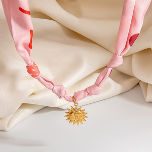 Collar con colgante de acero inoxidable para mujer, cadena con forma de corazón y flor, joyería de moda, origen Yiwu XL31884 - Product Image 3