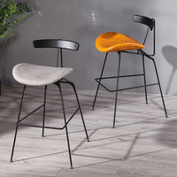 Chaise de bar au design nordique moderne, tabouret haut de luxe léger avec dossier en fer et panneau en bois, chaise de bar pour cafés et salons de thé