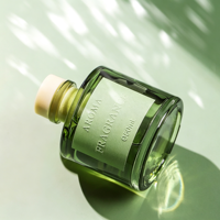Diffuseur de parfum entièrement personnalisable, bouteille en verre vert, parfum longue durée, bâtonnets noirs pour affichage en espace commercial
