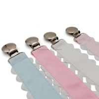 Bavoirs pour bébé personnalisés ronds faits à la main en polyester imprimé avec ruban festonné, attaches-sucettes festonnées avec garniture pour cadeaux de naissance