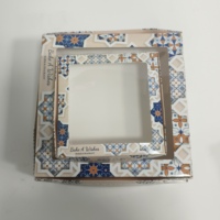 Boîte cadeau pour gâteau à la crème avec logo personnalisé OEM, 4 compartiments, fenêtre transparente, motif géométrique bleu marine, matériaux PET recyclés, carrée, épaisseur 2 mm