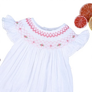 ชุดรอมเปอร์เด็กผู้หญิงน่ารัก พิมพ์ลาย แต่งสม็อค ทรงบับเบิ้ล ผลิตแบบ OEM ODM ผ้าฝ้ายออร์แกนิค 100% ได้รับการรับรองมาตรฐาน OEKO-TEX ติดกระดุมแป๊ก - Product Image 1