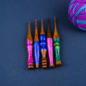 ตะขอถักโครเชต์ทำจากเรซินและไม้ ทนทาน น้ำหนักเบา ผิวเรียบเนียน เหมาะสำหรับงานถักโครเชต์ งานฝีมือด้วยไหมพรม และงานแฮนด์เมด - Product Image 3