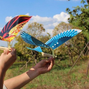 Juguete de Madera Luban, Pájaro Volador Grande para Niños, Juguete de Plástico Resistente con Movimiento de Alas - Product Image 4