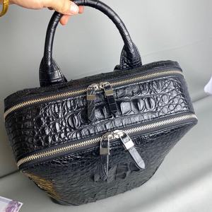 Mochila de Piel de Cocodrilo para Hombre, Capacidad de 20-35L, Cierre de Cremallera, Correa de Hombro Curva, Diseño Multifuncional - Product Image 5