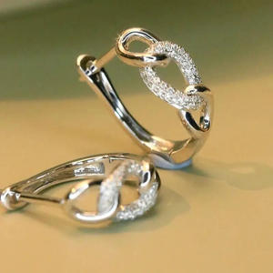 Pendientes de Aro Paul 1971 en Oro Blanco con Incrustaciones de Diamantes, Joyería Fina de Lujo para Mujer, Diseño Geométrico - Product Image 4