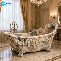 Baignoire autoportante de luxe en marbre, sur mesure, avec décor floral sculpté à la main et tissu drapé pour salle de bain de villa
